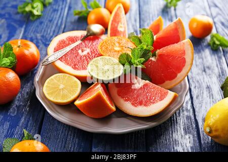 Saftige Zusammensetzung von tropischen Früchten in einer Schüssel, aus nächster Nähe Stockfoto