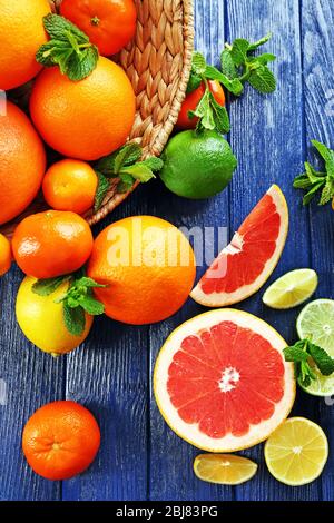 Saftige Komposition aus tropischen Früchten in einer Weidenschale, aus nächster Nähe Stockfoto