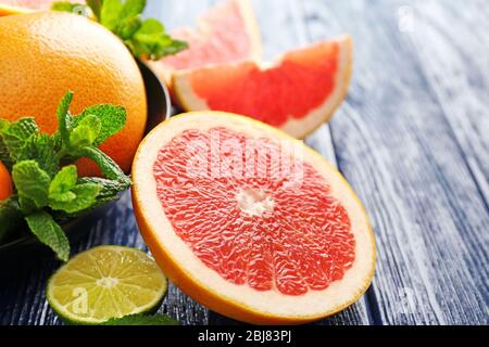 Saftige Zusammensetzung von tropischen Früchten in einer Schüssel, aus nächster Nähe Stockfoto