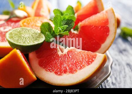 Saftige Zusammensetzung von tropischen Früchten in einer Schüssel, aus nächster Nähe Stockfoto