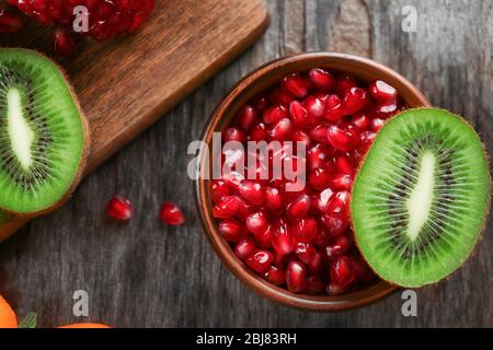 Reife Granatapfelbeeren in einer Schüssel, aus nächster Nähe Stockfoto