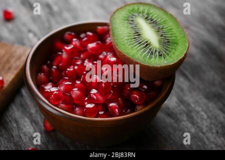 Reife Granatapfelbeeren in einer Schüssel, aus nächster Nähe Stockfoto