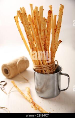 Brot klebt grissini mit Sesamsamen in einer Metallschale Stockfoto