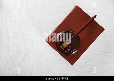 Holzschaufel mit Buch auf Tisch, Draufsicht Stockfoto