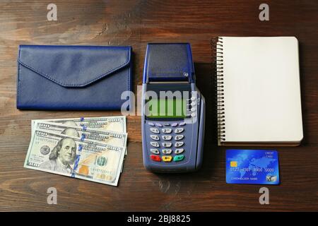 Kreditkarte mit Kartenregister und Banknoten auf Holzhintergrund Stockfoto