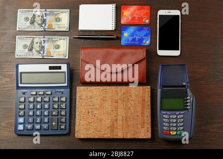 Kreditkarten mit Kartenregister und Banknoten auf Holzhintergrund Stockfoto