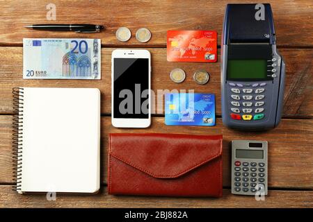 Kreditkarten mit Kartenregister und Banknoten auf Holzhintergrund Stockfoto