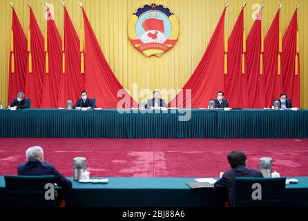 (200429) -- PEKING, 29. April 2020 (Xinhua) -- Wang Yang, Mitglied des Ständigen Ausschusses des Politischen Büros des Zentralkomitees der Kommunistischen Partei Chinas und Vorsitzender des Nationalen Komitees der Politischen Beratenden Konferenz des chinesischen Volkes (CPPCC), Vorsitz bei einer Sitzung des Vorsitzenden des Nationalen Ausschusses des CPPCC in Peking, der Hauptstadt Chinas. Die dritte jährliche Sitzung des 13. Nationalen Komitees der Politischen Beratenden Konferenz des chinesischen Volkes (CPPCC), des politischen Beratungsgremiums des Landes, wurde vorgeschlagen, am 21. Mai in Peking zu eröffnen. Der Stockfoto