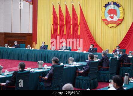 (200429) -- PEKING, 29. April 2020 (Xinhua) -- Wang Yang, Mitglied des Ständigen Ausschusses des Politischen Büros des Zentralkomitees der Kommunistischen Partei Chinas und Vorsitzender des Nationalen Komitees der Politischen Beratenden Konferenz des chinesischen Volkes (CPPCC), Vorsitz bei einer Sitzung des Vorsitzenden des Nationalen Ausschusses des CPPCC in Peking, der Hauptstadt Chinas. Die dritte jährliche Sitzung des 13. Nationalen Komitees der Politischen Beratenden Konferenz des chinesischen Volkes (CPPCC), des politischen Beratungsgremiums des Landes, wurde vorgeschlagen, am 21. Mai in Peking zu eröffnen. Der Stockfoto