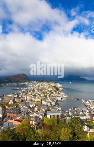 Stadtbild von Alesund an der norwegischen Küste Stockfoto