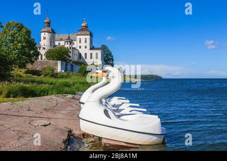 Schöne Aussicht mit Tretbooten am Strand von Lacko Schloss in schweden Stockfoto