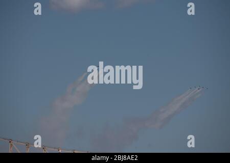New York, Usa. April 2020. Die Blue Angels der US Navy und die Thunderbirds der US Air Force ehren die New Yorker COVID-19-Frontarbeiter mit einem Überflug.die Weltgesundheitsorganisation hat am 11. März das Coronavirus (COVID-19) zu einer weltweiten Pandemie erklärt. Quelle: SOPA Images Limited/Alamy Live News Stockfoto