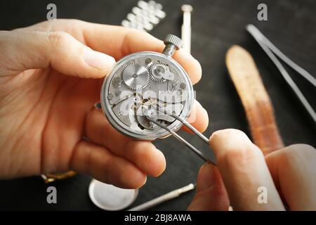Uhrmacher Hände Reparatur Mechanismus der alten Uhr Nahaufnahme Stockfoto
