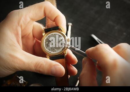 Uhrmacher Hände Reparatur Mechanismus der alten Uhr Nahaufnahme Stockfoto