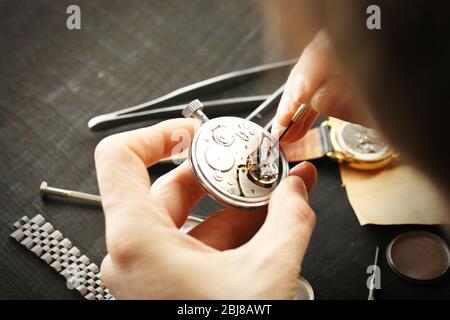 Uhrmacher Hände Reparatur Mechanismus der alten Uhr Nahaufnahme Stockfoto