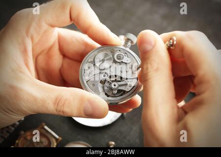 Uhrmacher Hände Reparatur Mechanismus der alten Uhr Nahaufnahme Stockfoto