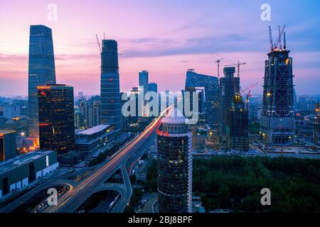 Peking, Peking, China. April 2020. BeijingÃ¯Â¼Å'CHINA-am 28. April 2020, in Peking, ein Fotograf verbrachte 10 Jahre Fotografieren der Hauptstadt, jeder ein Top-Bildschirmschoner. Der Kaiserpalast in Peking ist der Kaiserpalast der Ming- und Qing-Dynastien, früher bekannt als die Verbotene Stadt. Die Ming-Gräber befinden sich am Fuße des tianshou-Berges im changping-Bezirk in Peking und umfassen eine Fläche von 120 Quadratkilometern. Die Ming-Gräber befinden sich in einem kleinen Becken, das von Bergen an der Ost-, West- und Nordseite umgeben ist. Quelle: ZUMA Press, Inc./Alamy Live News Stockfoto