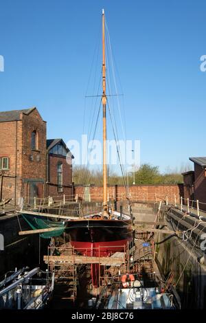 Gloucester's histroic Docks in Süd-West-England. Bristol Channel Pilot Cuter Mascotte in Trockendock auf Neilsen's Bootswerft. Stockfoto