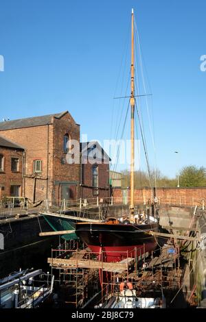 Gloucester's histroic Docks in Süd-West-England. Bristol Channel Pilot Cuter Mascotte in Trockendock auf Neilsen's Bootswerft. Stockfoto