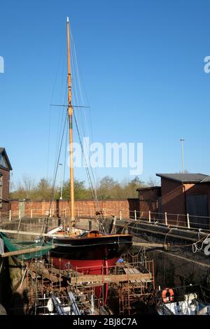 Gloucester's histroic Docks in Süd-West-England. Bristol Channel Pilot Cuter Mascotte in Trockendock auf Neilsen's Bootswerft. Stockfoto