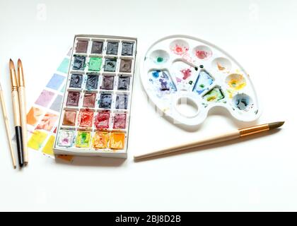 Set von Aquarellfarben, Kunstpinsel und Palette. Stockfoto