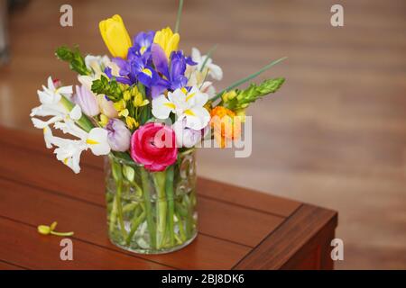 Ein Strauß frischer Blumen auf Holztisch, aus nächster Nähe Stockfoto