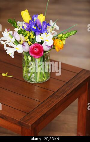 Ein Strauß frischer Blumen auf Holztisch, aus nächster Nähe Stockfoto