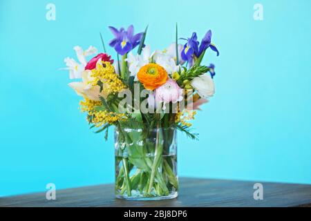 Ein Strauß frischer Blumen in einer Glasvase. Stockfoto