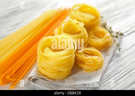 Rohe Pasta auf Holztisch Nahaufnahme Stockfoto