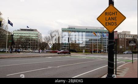 Rechts Lane Ends Schild in Washington, DC Stockfoto