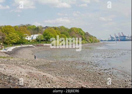 Elbe in Hamburg, Niedrigwasser , Flussbett trocken aus, am 27. April 2020 Stockfoto