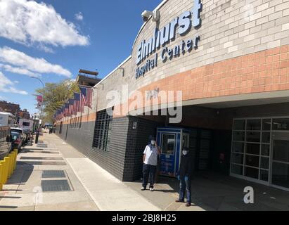 New York, USA. April 2020. Das Elmhurst Hospital Center. Ende März 2020 wurde das Krankenhaus zum Symbol der New Yorker Corona Pandemie. Während sich Leute vor dem Krankenhaus im besonders vielfältigen Queens District anstellten, um getestet zu werden, starben im Inneren Reihen von Menschen, die zuvor mit Sirenen in die Notaufnahme gebracht worden waren. Quelle: Benno Schwinghammer/dpa/Alamy Live News Stockfoto