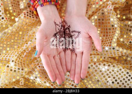 Henna-Tattoo auf weiblichen Händen, Draufsicht Stockfoto