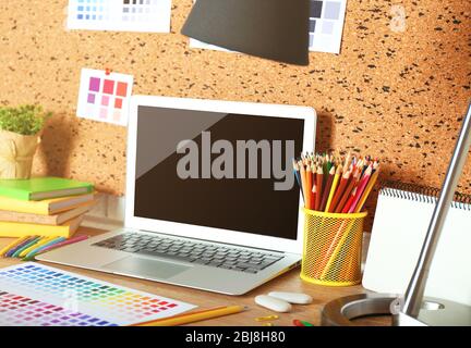 Arbeitsplatz mit Laptop auf hellem Holztisch. Stockfoto