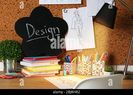 Arbeitsplatz mit Schreibwaren auf hellem Holztisch. Stockfoto