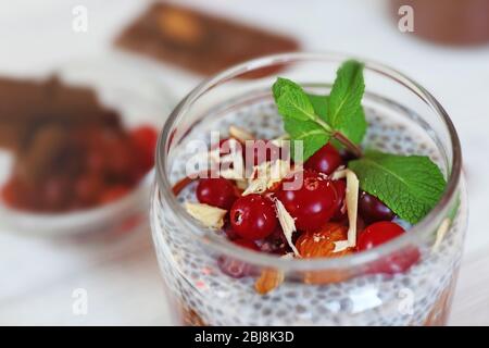 Schokoladenchia-Samenpudding mit Cranberry und zerdrückten Mandeln, aus nächster Nähe Stockfoto