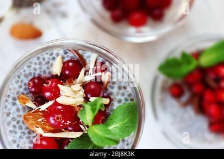 Schokoladenchia-Samenpudding mit Cranberry und zerdrückten Mandeln, aus nächster Nähe Stockfoto