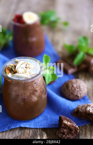 Schokoladenchia-Samenpudding mit zerdrückten Mandeln auf Holztisch Stockfoto