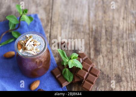 Schokoladenchia-Samenpudding mit zerdrückten Mandeln auf Holztisch Stockfoto