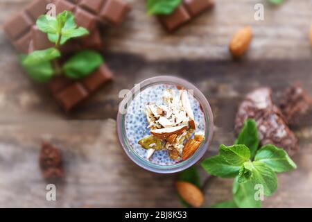 Schokoladenchia-Samenpudding mit zerdrückten Mandeln auf Holztisch Stockfoto