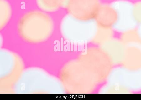 Mehrfarbige rosa, Gold und weiß Konfetti auf dem hellen rosa Hintergrund in Unschärfe, Urlaub Feier Hintergrund, flache Lay-Stil mit Platz für Text, verschwommen Stockfoto
