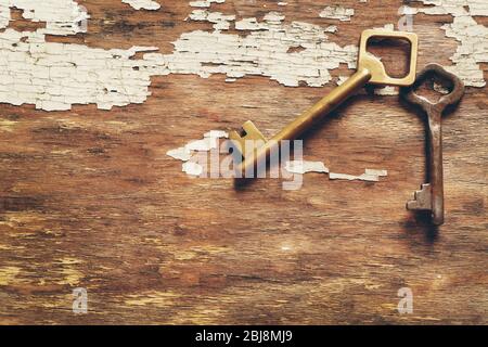 Zwei Schlüssel auf altem Holzhintergrund Stockfoto