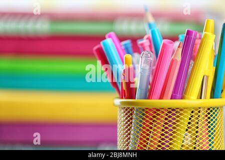 Briefpapier in Metallhalter auf Bücher Hintergrund Stockfoto