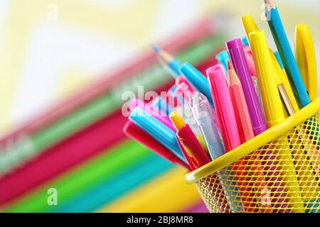 Briefpapier in Metallhalter auf Bücher Hintergrund Stockfoto