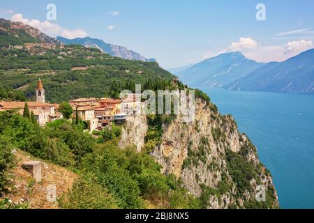 Luftaufnahme vom Aussichtspunkt Terrazza del Brivido auf den Gardasee Stockfoto