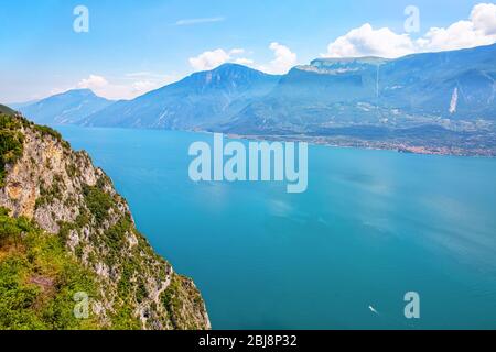 Luftaufnahme vom Aussichtspunkt Terrazza del Brivido auf den Gardasee Stockfoto