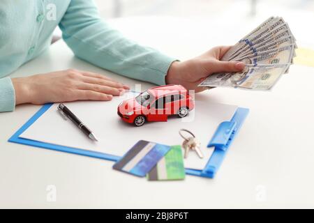 Kauf eines neuen Auto-Konzept. Hände, die Geld halten. Stockfoto