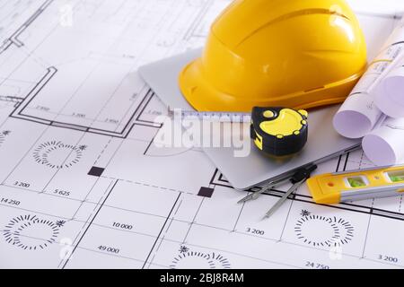 Konstruktionszeichnungen mit Werkzeugen und Helm Nahaufnahme Stockfoto