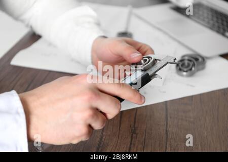 Männliche Hände Messung Metall Detail Nahaufnahme Stockfoto