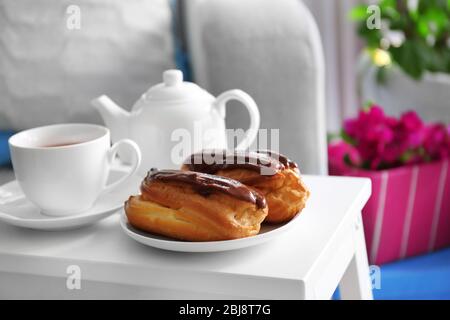 Tasse Tee mit Gebäck auf dem Tisch, Nahaufnahme Stockfoto